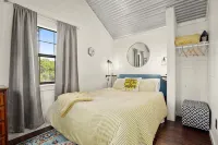 Pet Friendly Cabin w/hot tub. gym, cold plunge, & sauna - Chalets