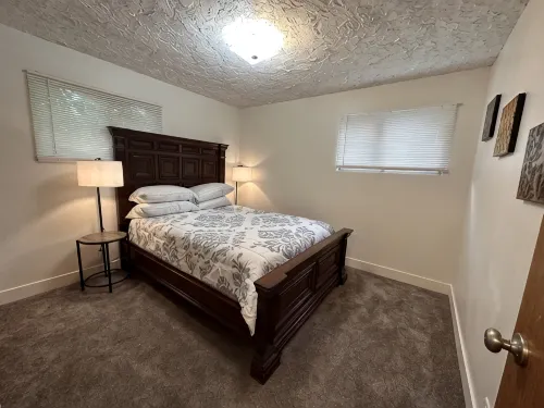 Cozy Corner at College Center of Town Sleeps 4 - Homestays