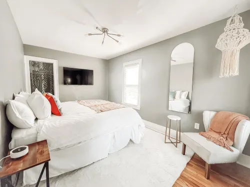 Family-sized home just a few blocks to downtown Main St King bed + fenced yard - Homestays