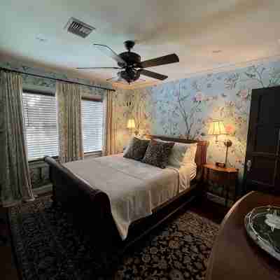 Quirky historic home, fully renovated! Designer interior! Plush linens! Firepit! Rooms