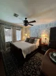 Quirky historic home, fully renovated! Designer interior! Plush linens! Firepit! - Wi-Fi