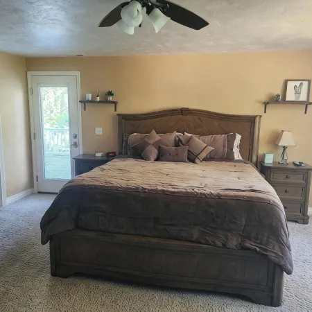 Quiet 4 bedroom Home with Hot Tub nestled in the woods Hotels in Springfield