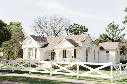 Historical Morrow House Season 5 Fixer Upper, Featured In Cottage Style Magazine - บูติค