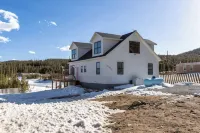 House on Pond in Idaho Springs with Hot Tub - New Construction Custom Built! - 3-stjärniga