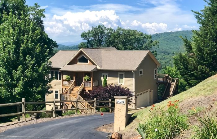 Great Location, Beautiful Mountain and Sunset Views, Hot Tub and Shuffleboard.
