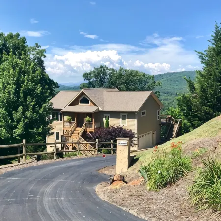 Great Location, Beautiful Mountain and Sunset Views, Hot Tub and Shuffleboard.