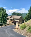 Great Location, Beautiful Mountain and Sunset Views, Hot Tub and Shuffleboard. - Wifi