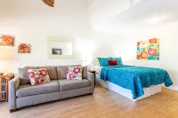 Ocean View Studio Steps to Beach - Pool, Spa & Pickleball - Free parking & Wi-Fi - balcony