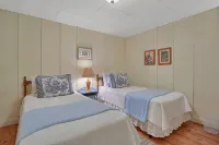 East Cavalry Red House<br>3 bedrooms 3 full baths sleeps up to 12 - 2 tähden