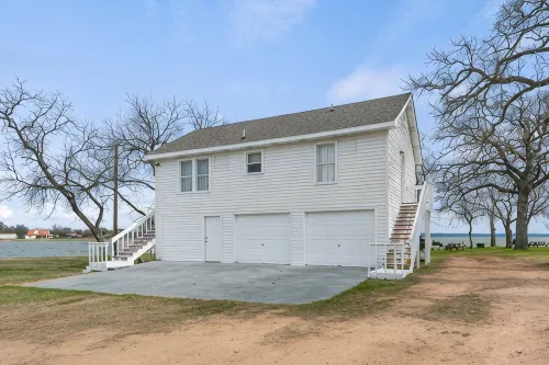 Small but cozy apartment style lakefront home on Buchanan Dam with great views! - Homestays