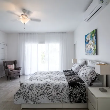 Stunning Penthouse on Mullet Bay beach