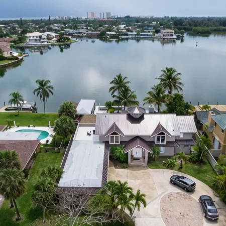 Coco Sands Riverfront Pool Home w/5 Bedrms - 3 min to the beach
