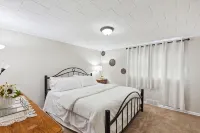 Charming Glenolden House Near Airport & Philadelphia Eagles Stadium - balcony