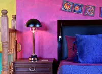 Lodging and Art Gallery-Charming Space Next to Everything, Walk Anywhere! - บังกะโล