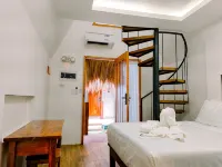 Tiny a-frame with comfortable bed, hot shower, aircon - Pensions