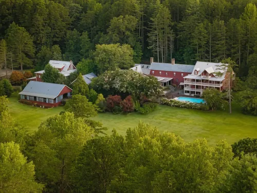 Glen-Ella Springs Hotel & Restaurant - parking