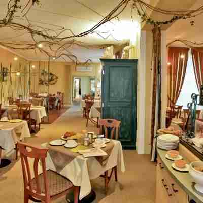 Logis Hôtel Le Lion d'Or Dining/Meeting Rooms