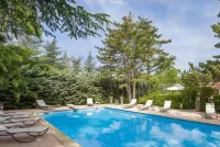 Lou pèbre d'aï Hotels in Signes