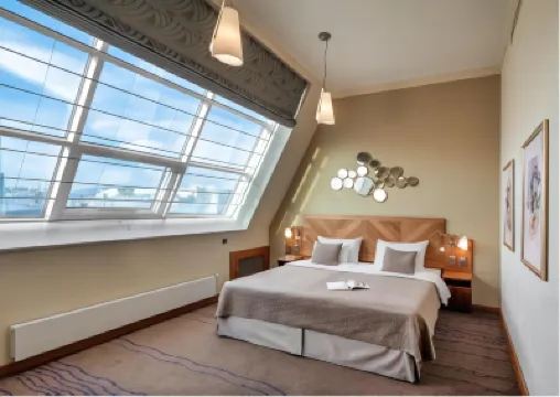 クラウン パレス アパートメンツ バイ アドレズ ムーステク駅周辺のホテル