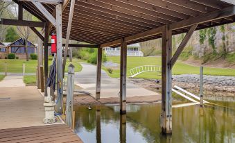 Lakefront Leesburg Home w/ Private Dock & Ramp!