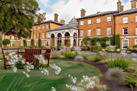 Oatlands Park Hotel فنادق في ويبريدج