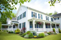 The Red Lion Inn Hotels near Benedict Pond Loop