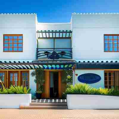 Waters Edge Hotel Exterior