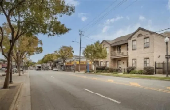 Game Day Condo right on the strip. Walking distance to Bryant Denny Stadium!