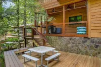 Riverfront 3BR Cabin minutes to Table Rock. Fire pit, hot tub, and game room.
