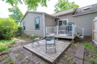 Modern Lakeside Vacation Home Hackley Public Library's Local History and Genealogy Department - Torrent House附近的飯店