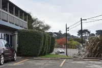 Lighthouse Cove Inn - parking