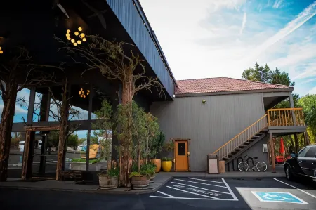 Campfire Hotel Отели рядом с достопримечательностью «Государственный университет Орегон в Каскейдс»