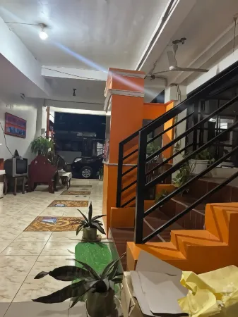 Aranas-Carillo Travellers Inn Отели рядом с достопримечательностью «Sampaguita Gardens»