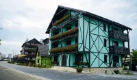 Podu' cu Lanturi Hotels near Un munte de om by Ronin - pictură murală realizată în cadrul proiectului ZidArt