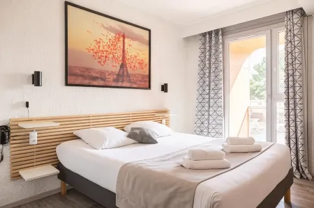 Hotel Aquarius Отели рядом с достопримечательностью «Le Bleu 'N' Blue»