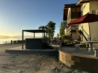 Amazing Lakefront Home with a Private Beach, BBQ, Balcony, Fireplaces & jacuzzi