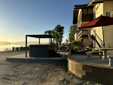 Amazing Lakefront Home with a Private Beach, BBQ, Balcony, Fireplaces & jacuzzi