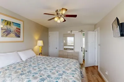 Entire Home with Private pool, 2 Hot Tubs, 1 Block From the Beach, sleeps 21