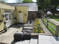 The Greyhound Wigginton Hotels near CHILTERN NATURE - ASHRIDGE HOUSE