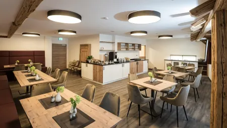 Landhotel Zum Adler Отели в г. Диллинген-ан-дер-Донау