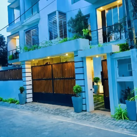 8 Plus Motels