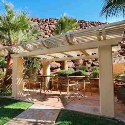 Courtyard St. George Hotel Exterior