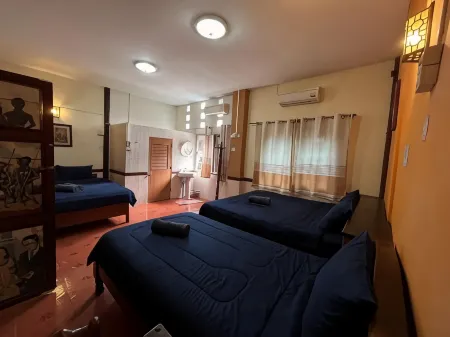 Baan Are Gong Riverside Homestay Отели рядом с достопримечательностью «Wat Suwandararam Ratchaworawihan»