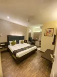Status Business Hotel - Naveen Market