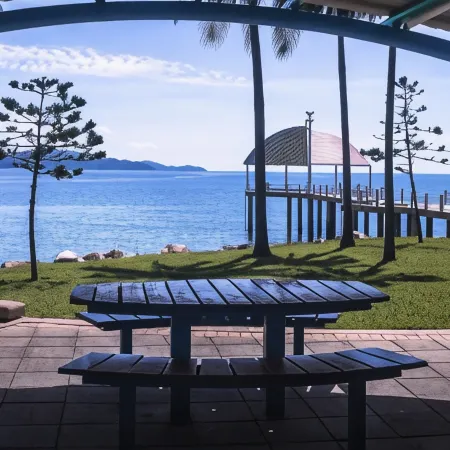 Emthree Seaside Apartments Отели рядом с достопримечательностью «The Strand Beach»