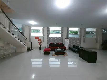 Homestay Family Syariah Отели рядом с достопримечательностью «Surajaya Stadium»