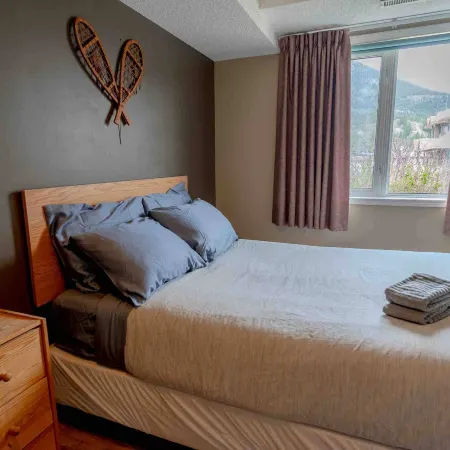 Cozy Home with Mountain View | Walk to All in Canmore Canada