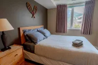 Cozy Home with Mountain View | Walk to All in Canmore Canada