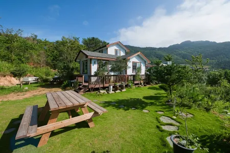 Jindo Gahyujae Pension Отели рядом с достопримечательностью «Jindo Mysterious Sea Route»