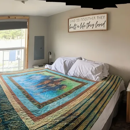 Cozy 1 King bedroom + loft cabin in charming Colorado Springs near USAFA